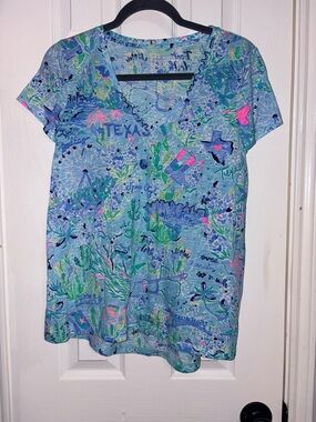 Lilly Pulitzer-Lilly loves Texas: V-Neck Short Sleeve Tee